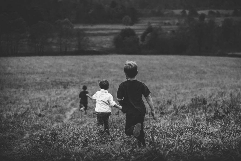 child-boys-running-in-field (1280x854)