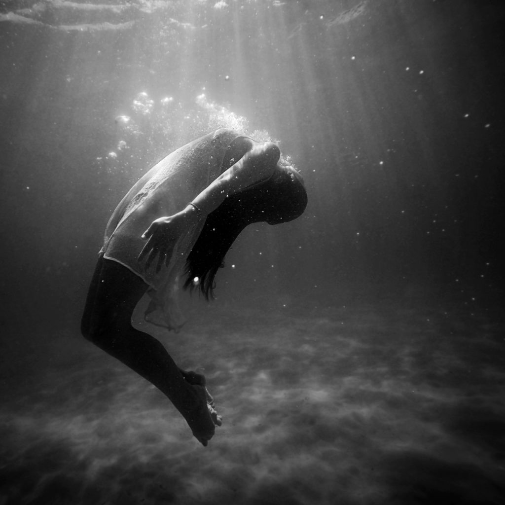 woman-drowning (1280x1280)
