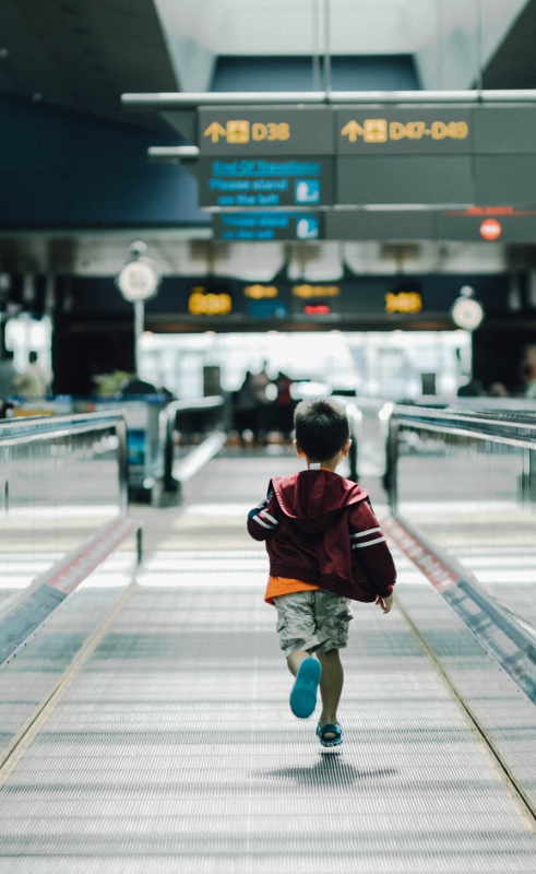 child-at-airport (491x800)