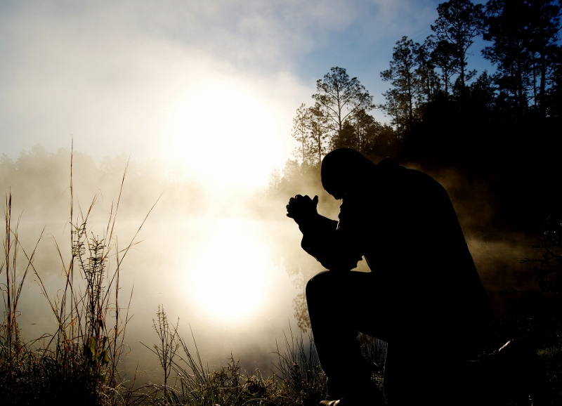 man-praying-by-fog (800x578)