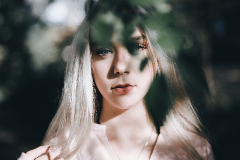 woman-blonde-under-small-leaves (800x533)