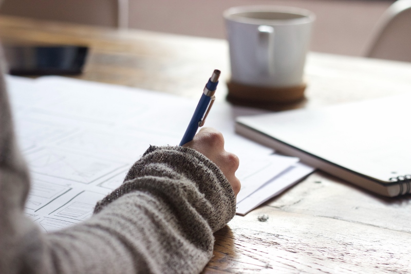 woman-writing-with-pen (800x533)