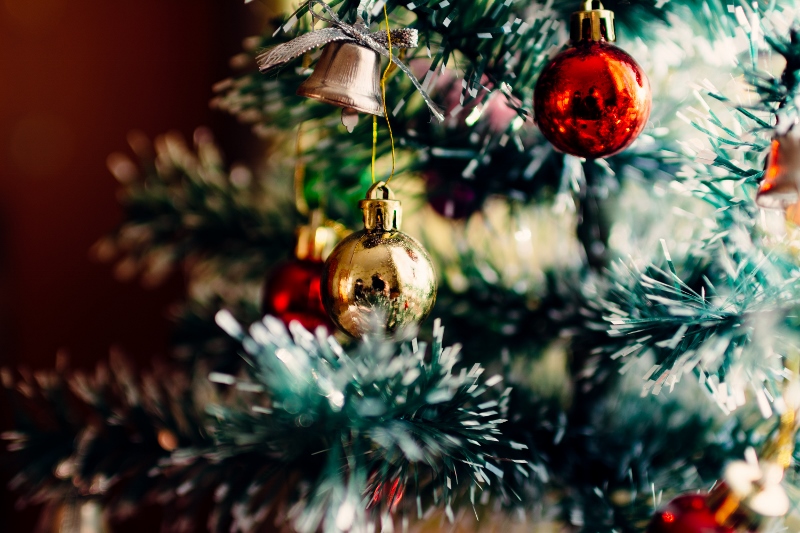 Christmas-tree-with-ornaments (800x533)