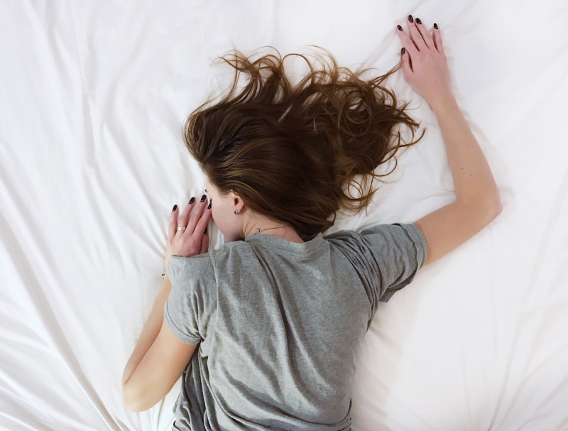 woman-on-bed (800x607)