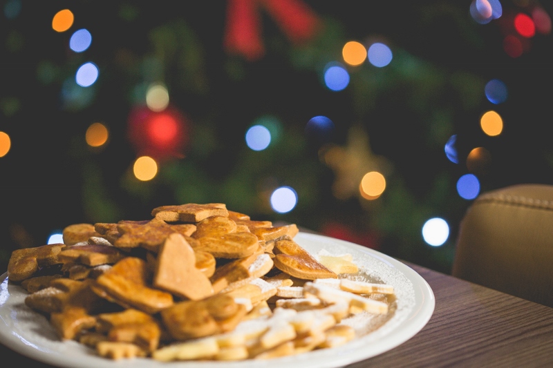 Christmas-cookies-with-tree (800x533)