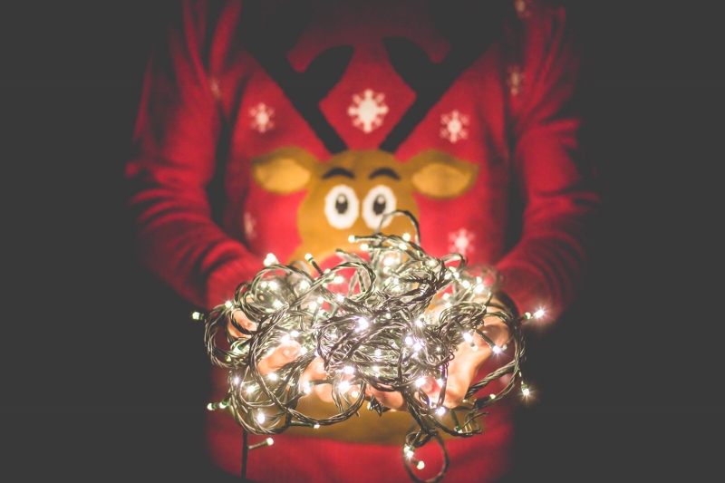 Christmas-man-holding-lights (800x533)