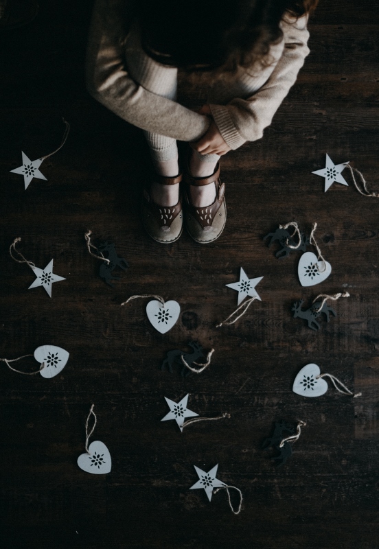 Christmas-woman-with-ornaments (552x800)