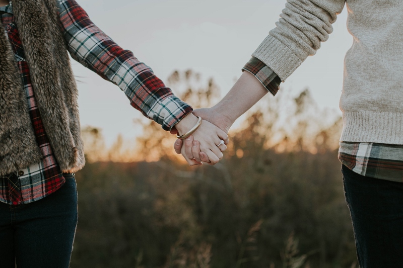 couple-holding-hands (800x533)