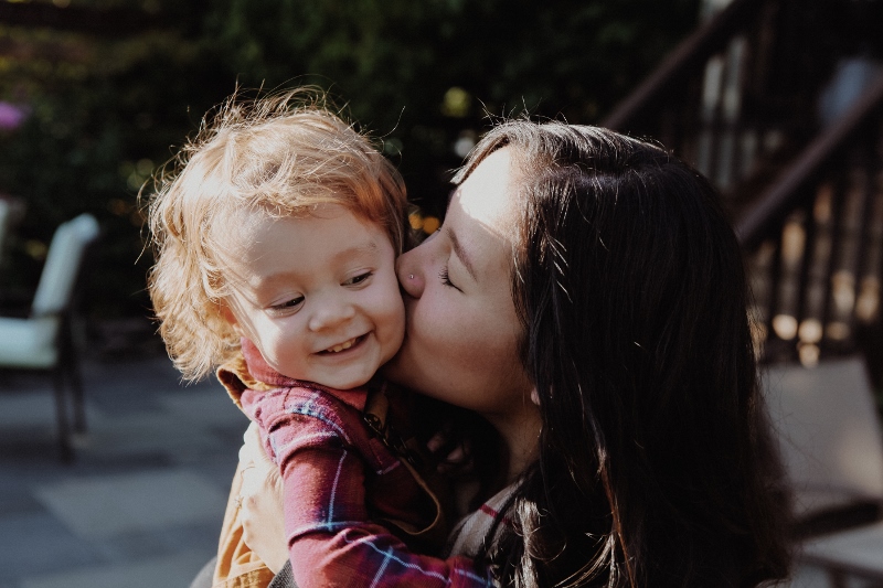 woman-kissing-child (800x533)