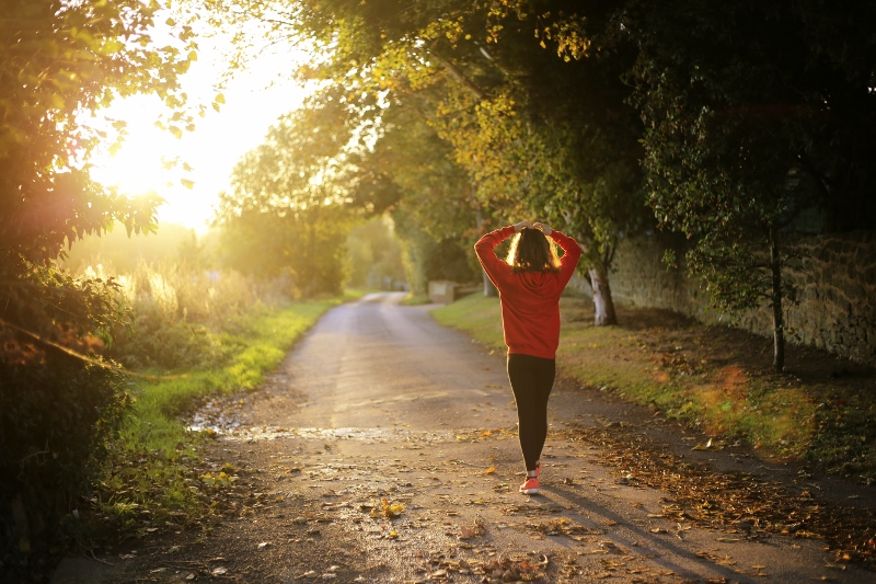 woman-runner-walking (800x533)