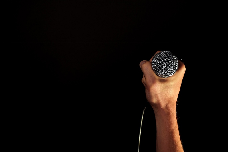 microphone-in-hand (800x533)