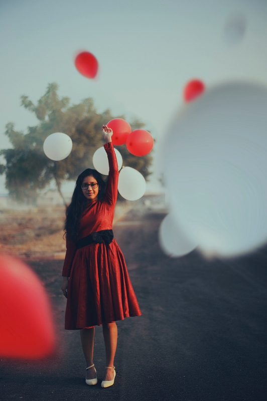 woman-with-balloons-red-white (532x800)