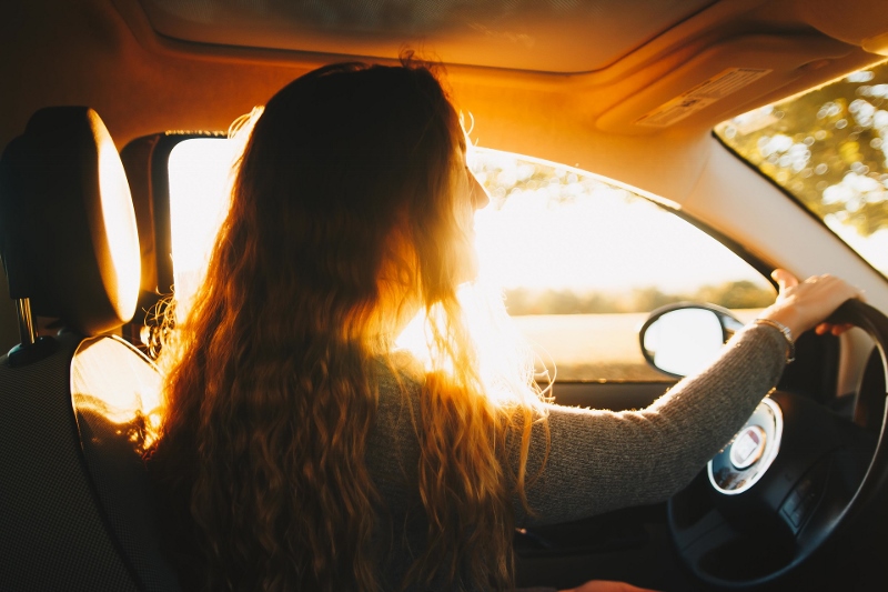 woman-in-car-driving (800x533)