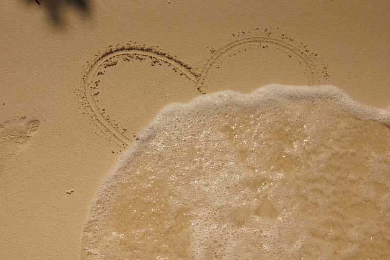heart-sand-washed-away (800x533)