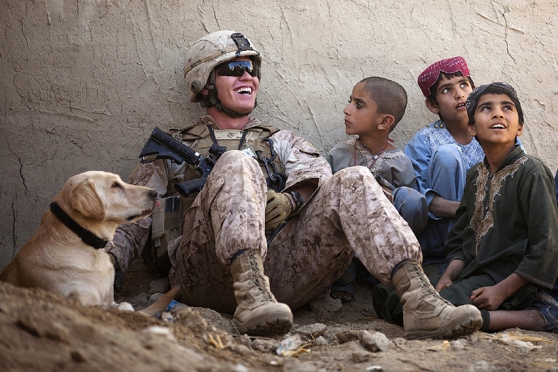 soldier-with-children-and-dog (800x533)